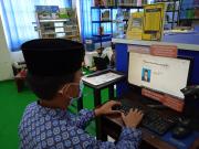 Santri Absen Sebelum Masuk Ke Perpustakaan 
